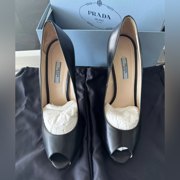 Prada Leather Heels EU Size 42 
Barely Used 
Comes w box and dust bag - Picture 3 of 14